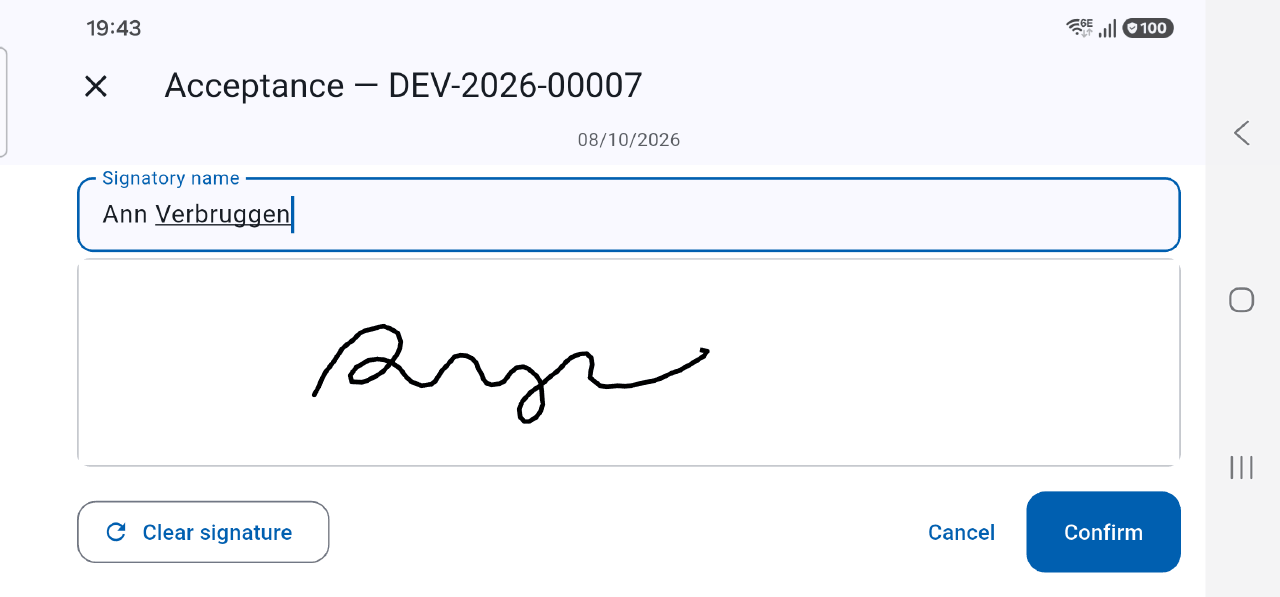 The client signs the quote on the phone, in the Onelia app