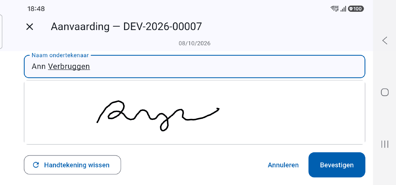 De klant tekent de offerte op de telefoon, in de Onelia-app